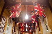 Tradition anglaise - les drapeaux d'anciens régiments accrochés dans l’église anglicane