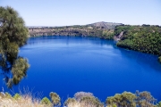 L'ancien cratère d'un des seuls volcans d'Australie, le Mont Gambier, de la ville du même nom. Ce cratère est rempli d'une eau magnifiquement bleu en été seulement. L'hiver, l'eau est normale. Le lac fait 80 M de profondeur !