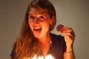 Le 31 décembre et l'anniversaire de Céline. Notre birthday girl a eu droit à son badge et à son gâteau ! Vous pouvez compter, il y a bien le bon nombre de bougies :)