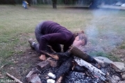 Céline allume le feu de notre camp