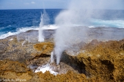 Les Blow holes, soit en français, un souffleur maritime ou un geyser maritime sont des trous dans les rochers qui sont emplis par les vagues et donnent des geysers impressionnants. 
Plus d'info par ici : https://fr.wikipedia.org/wiki/Geyser_maritime