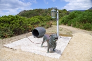 Une sculpture  qui représente les chiens qui faisaient une ligne de sécurité et d'alerte en cas de fuites des bagnards via la bande de sable qui relie la péninsule au reste de la Tasmanie