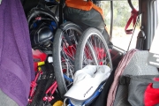 le bordel dans la voiture avec les sacs des vélos et un vélo !